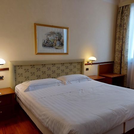 Phi Hotel Dei Medaglioni Корреджио Экстерьер фото