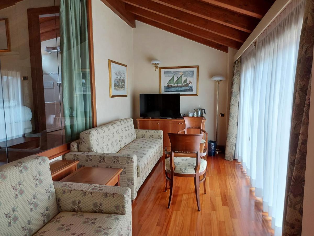 Phi Hotel Dei Medaglioni Корреджио Экстерьер фото