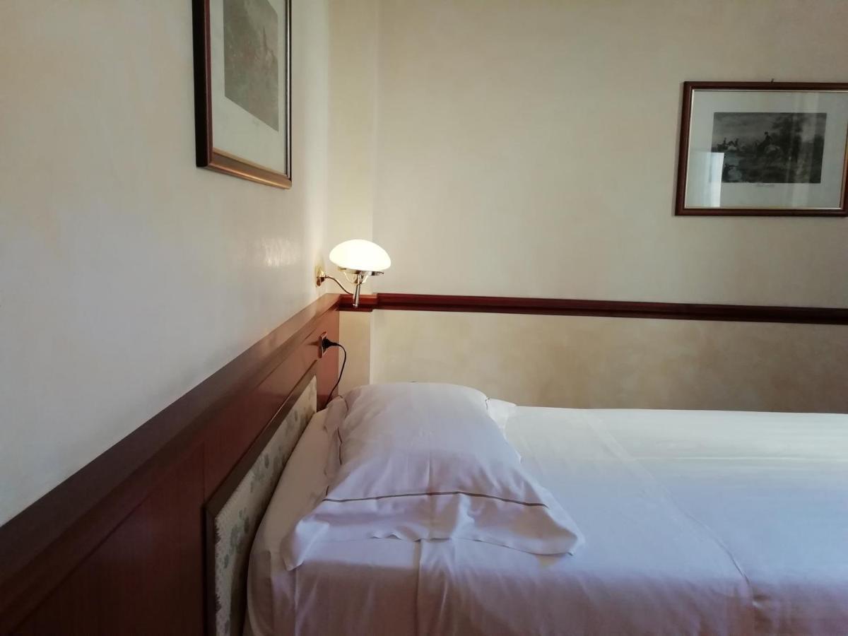 Phi Hotel Dei Medaglioni Корреджио Экстерьер фото