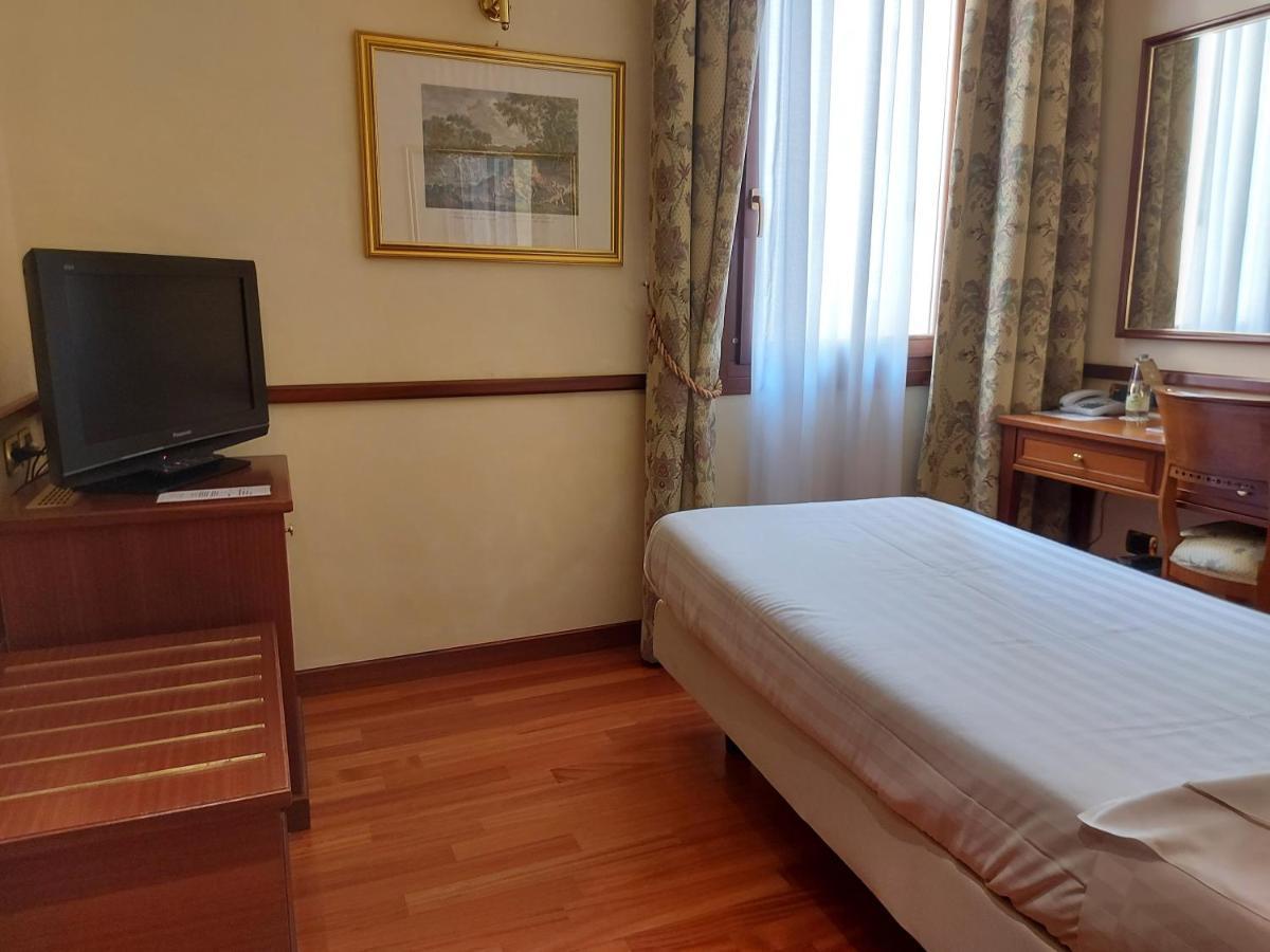 Phi Hotel Dei Medaglioni Корреджио Экстерьер фото