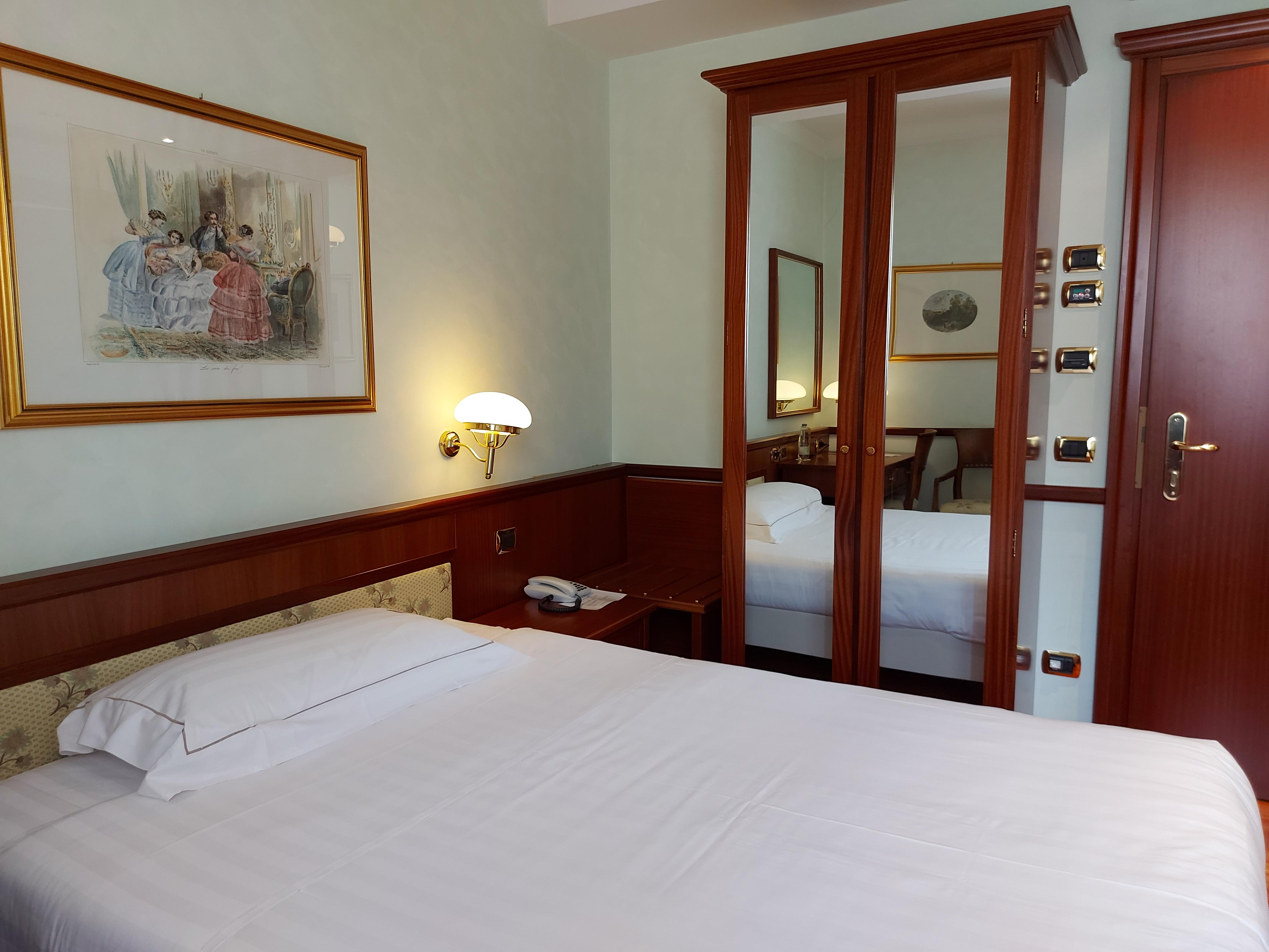 Phi Hotel Dei Medaglioni Корреджио Экстерьер фото