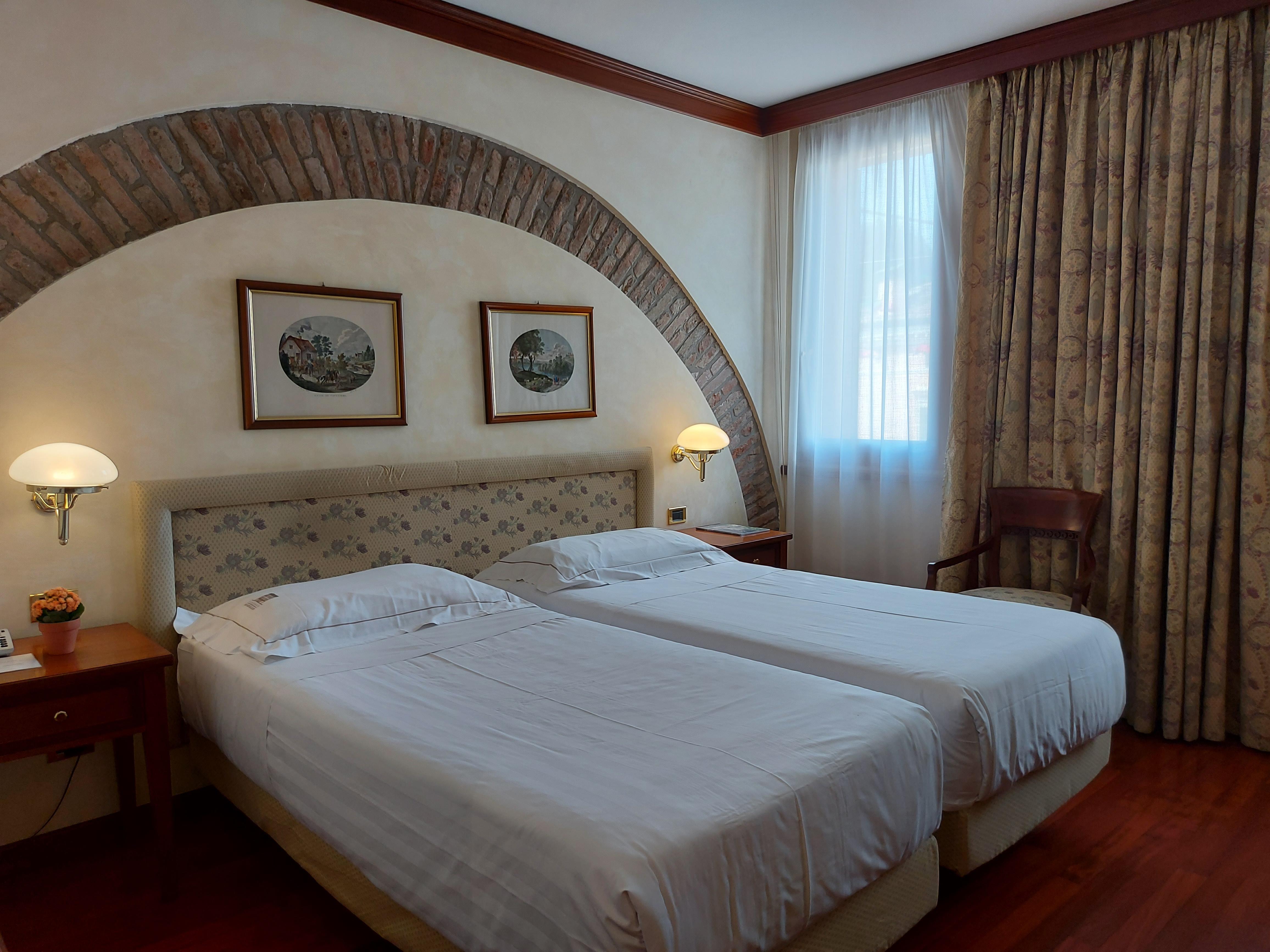 Phi Hotel Dei Medaglioni Корреджио Экстерьер фото