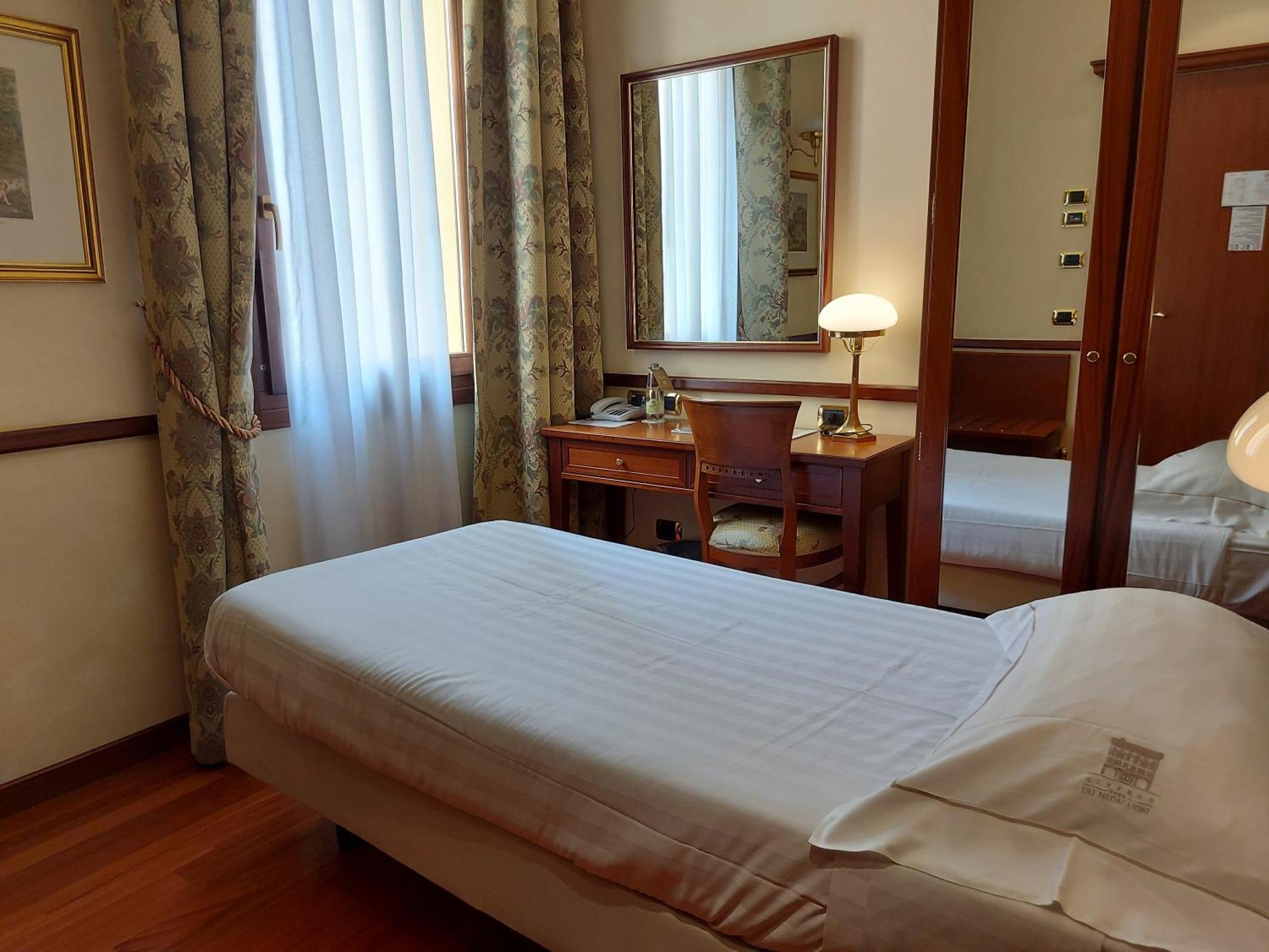 Phi Hotel Dei Medaglioni Корреджио Экстерьер фото
