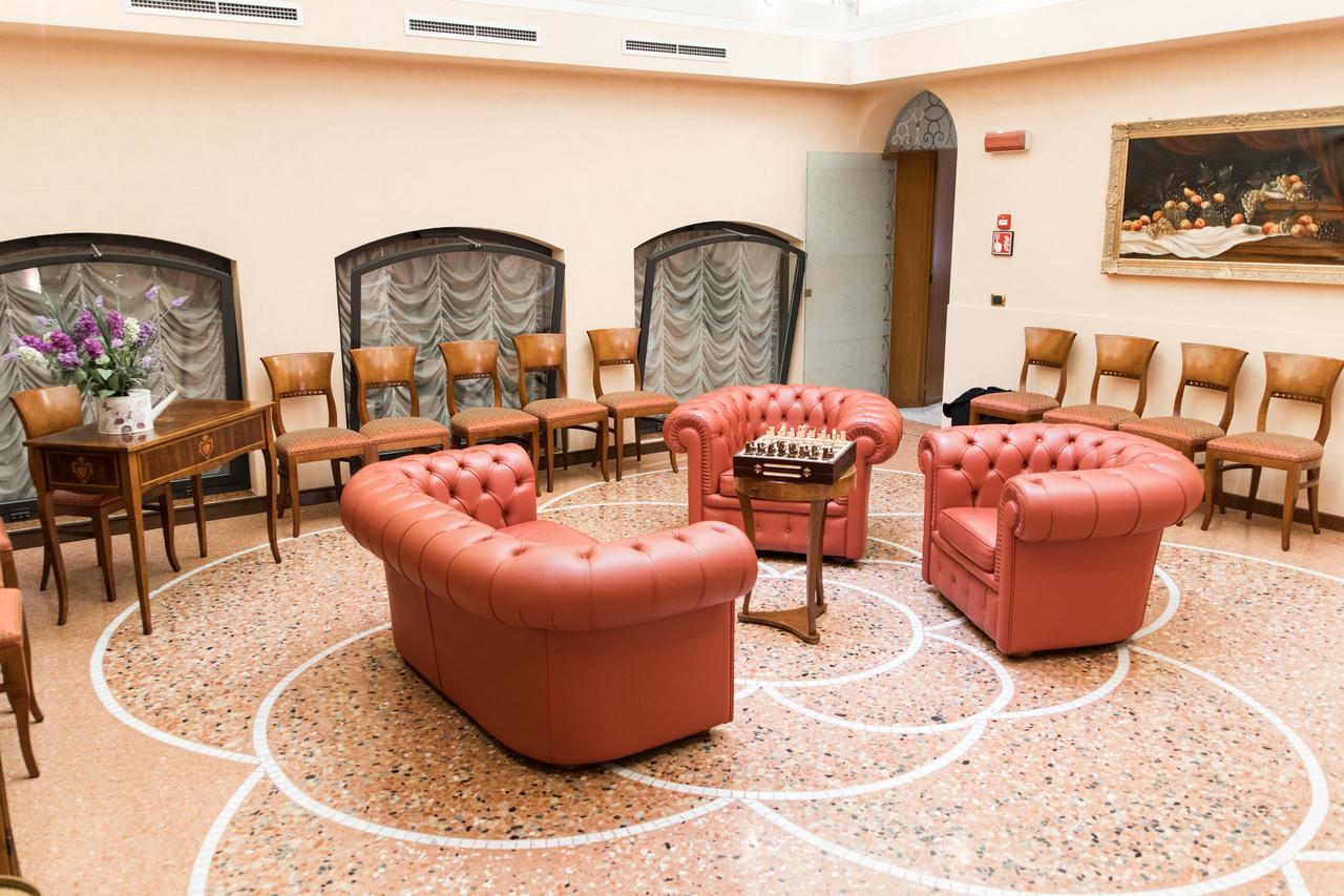 Phi Hotel Dei Medaglioni Корреджио Экстерьер фото