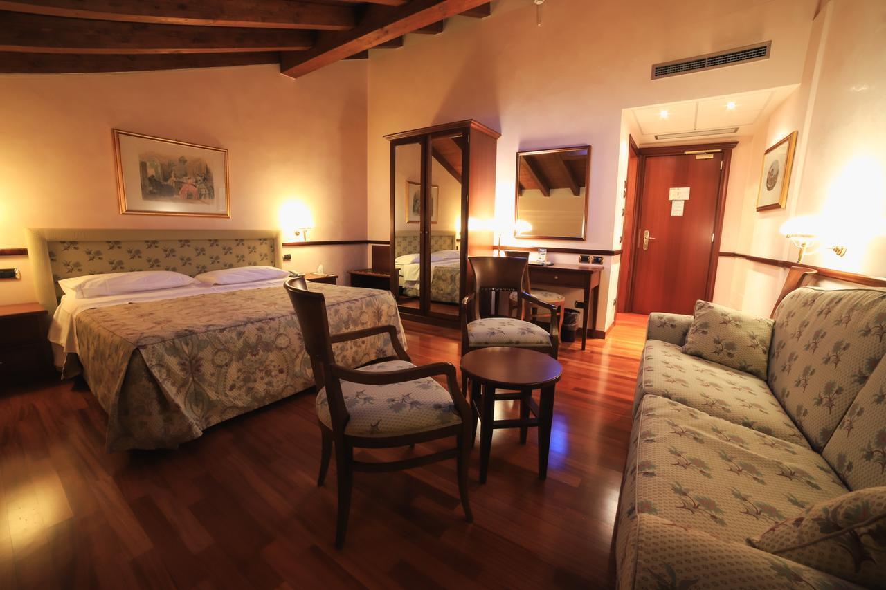Phi Hotel Dei Medaglioni Корреджио Экстерьер фото