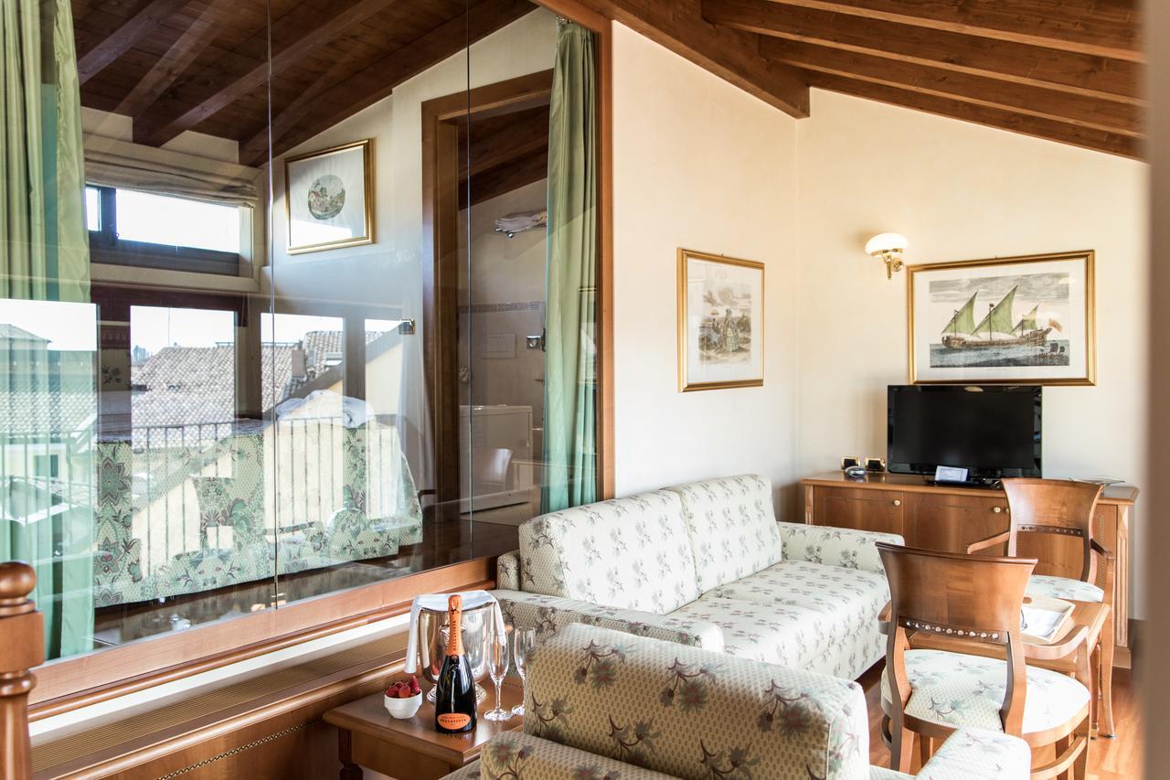 Phi Hotel Dei Medaglioni Корреджио Экстерьер фото