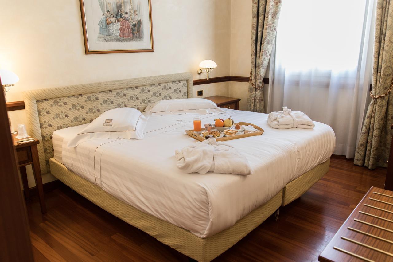 Phi Hotel Dei Medaglioni Корреджио Экстерьер фото