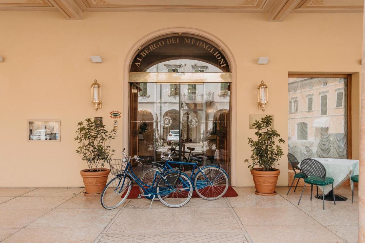 Phi Hotel Dei Medaglioni Корреджио Экстерьер фото